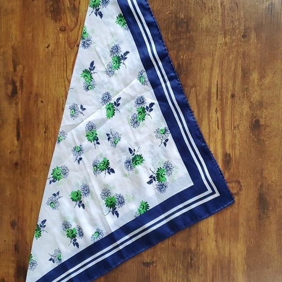 Robinson Golluber VTG scarf white and navy  floral approx 21 X 21 - Picture 5 of 6